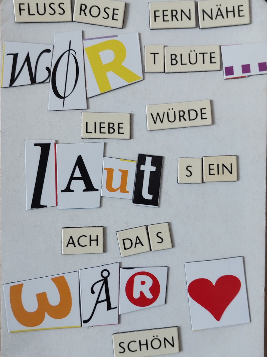 Ausgeschnittene Wörter auf einer Tischplatte